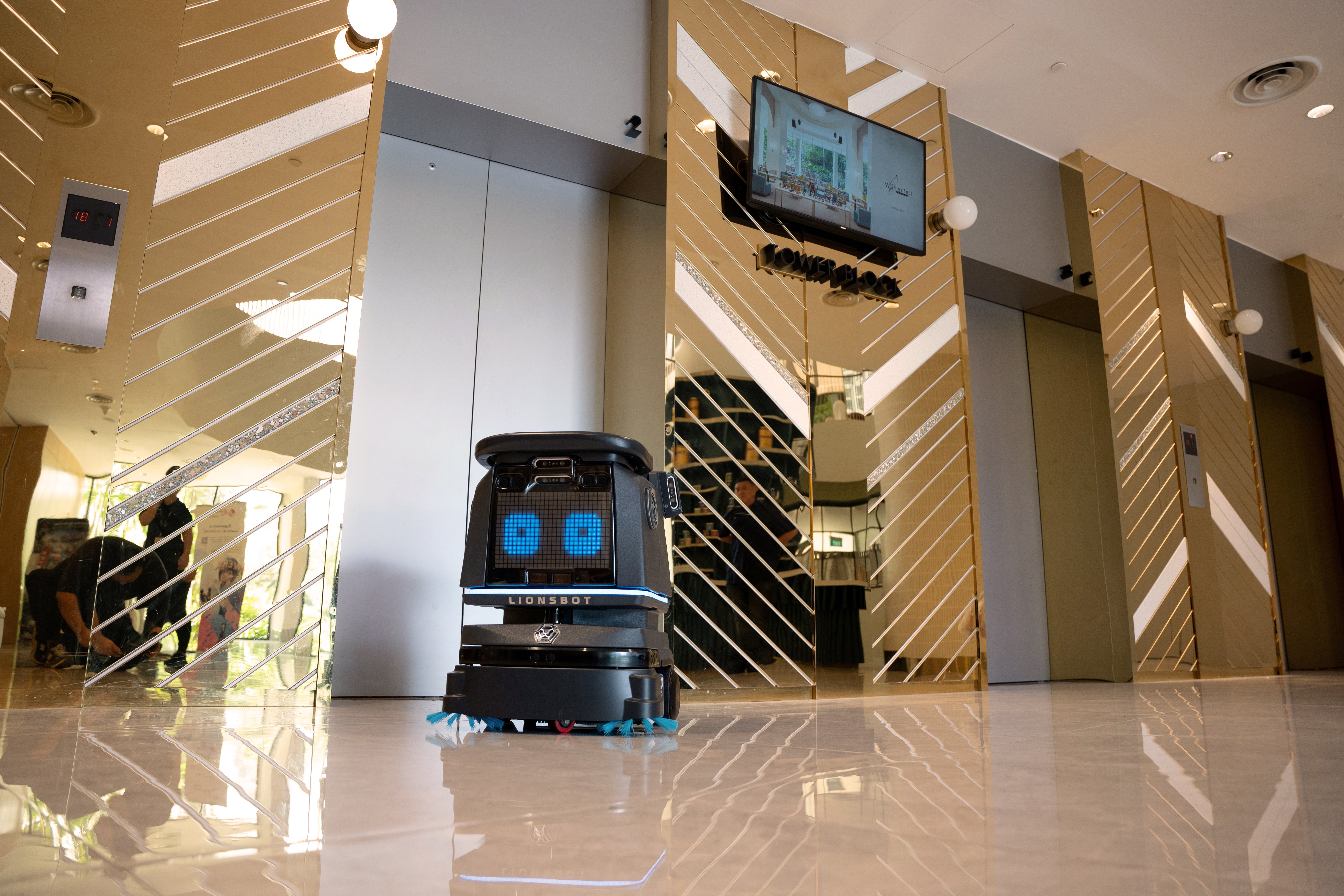 R3 Vac Hotel Lobby RobotLAB